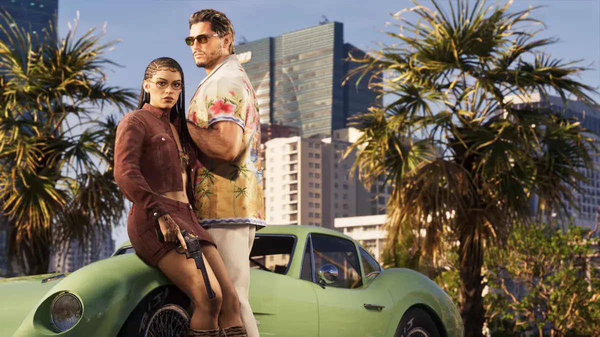 Lucia et Jason, lunettes sur le nez, appuyés contre un coupé vert entre les palmiers et les tours de Vice City, visuel officiel de GTA 6 publié sur le PlayStation Store