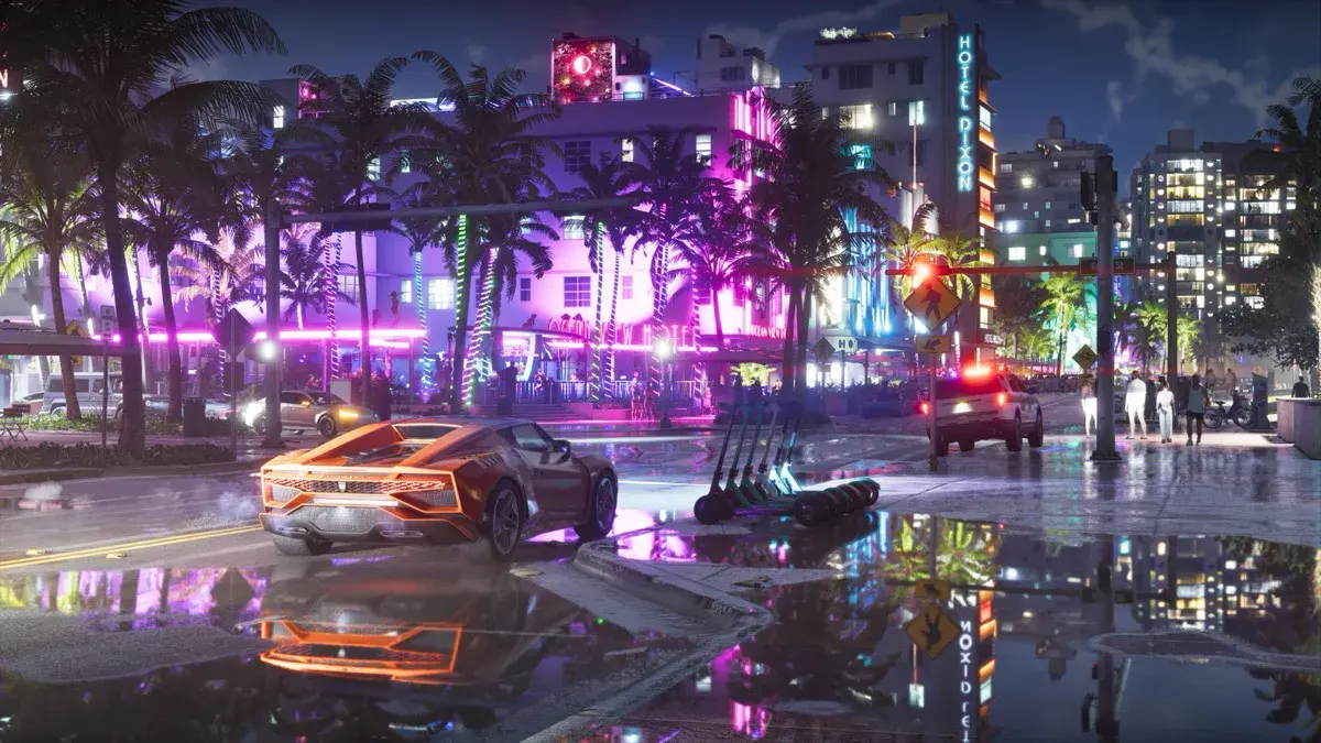 GTA 6 : une supercar orange garée de nuit sur une rue mouillée de Vice City, les néons roses et bleus des hôtels se reflétant dans les flaques
