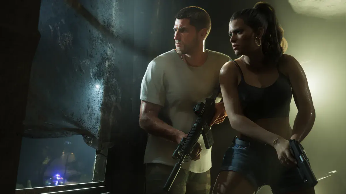 GTA 6 : Jason, fusil d'assaut en main, et Lucia, pistolet au poing, guettent à travers un mur éventré, des gyrophares de police en contrebas
