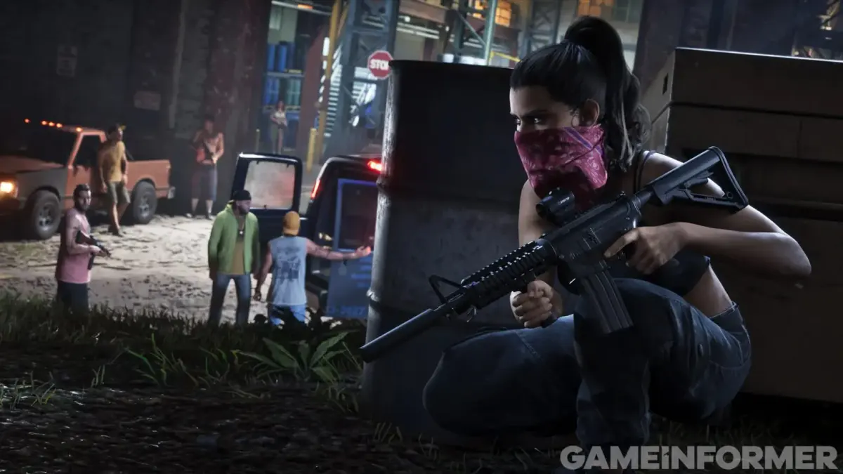 Une femme masquée d'un bandana, fusil d'assaut en main, cachée derrière un fût pendant une transaction nocturne dans GTA 6