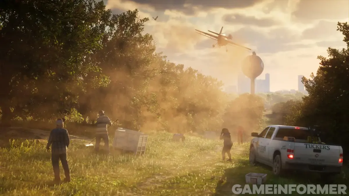 Un petit avion passe à basse altitude au-dessus d'un terrain poussiéreux où attendent plusieurs hommes et un pick-up dans GTA 6