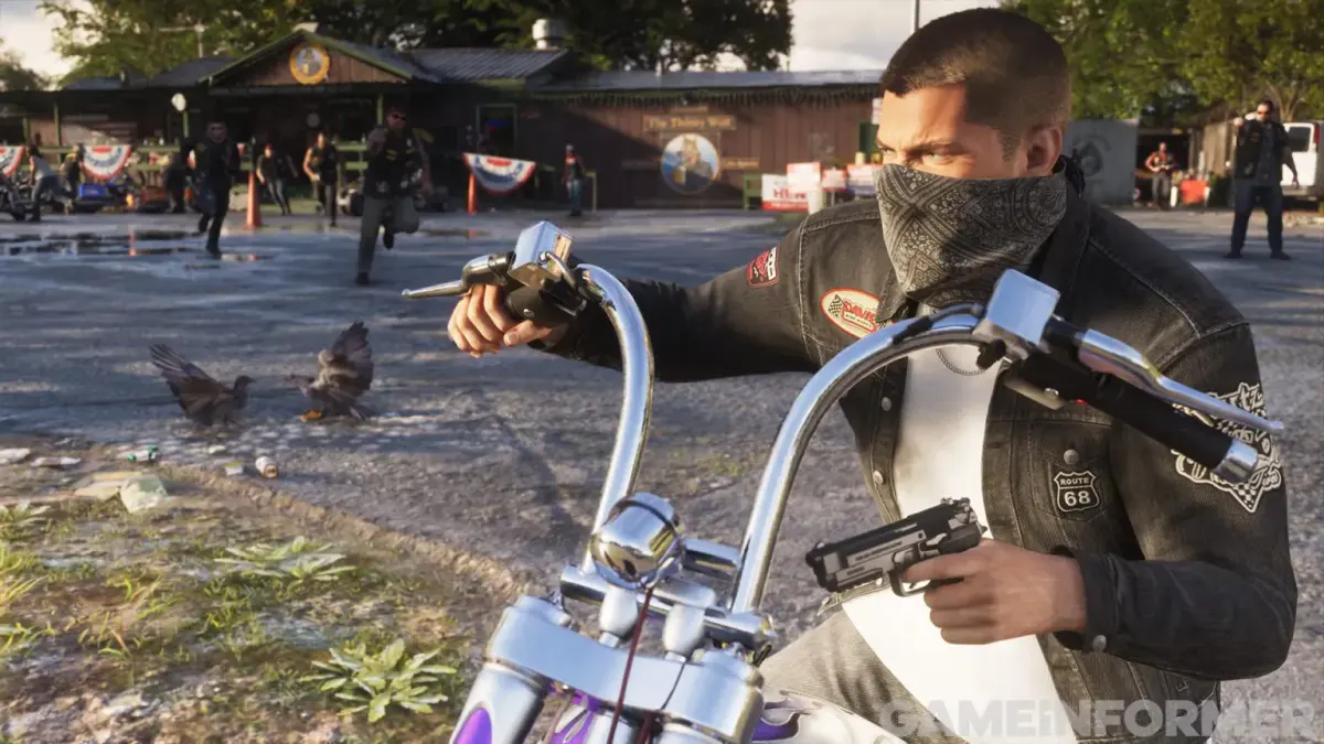 Un motard masqué d'un bandana braque un pistolet depuis sa moto devant un bar de bikers dans GTA 6