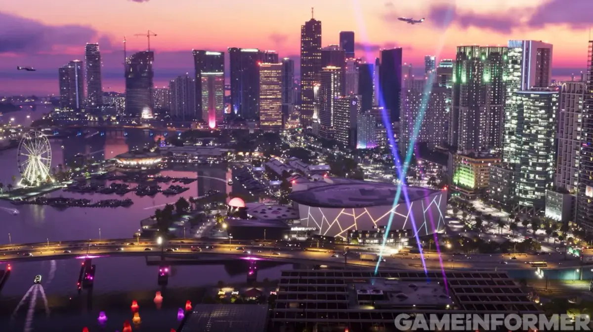 Vice City de nuit vue du ciel, gratte-ciel illuminés, grande roue et faisceaux lumineux au-dessus de la baie dans GTA 6