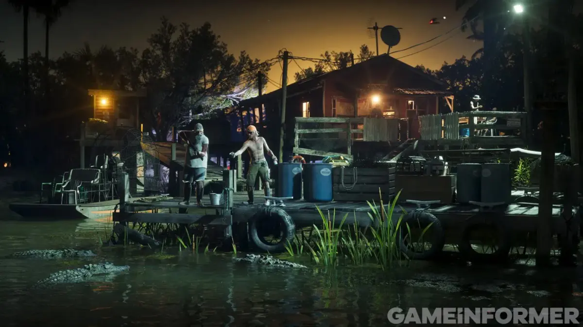 Des hommes armés sur un ponton en bois au bord du marais, de nuit, devant une cabane éclairée dans GTA 6