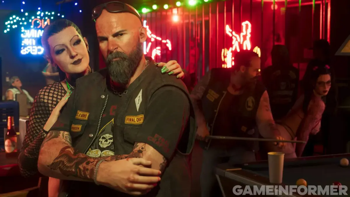 Un motard barbu en gilet de club et une femme aux cheveux verts enlacés dans un bar éclairé au néon dans GTA 6