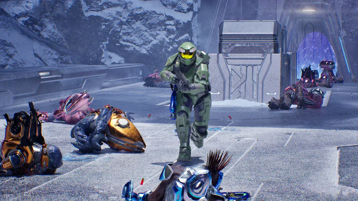 Le Master Chief court entre des cadavres de Covenants sur une passerelle enneigée dans Halo: Campaign Evolved
