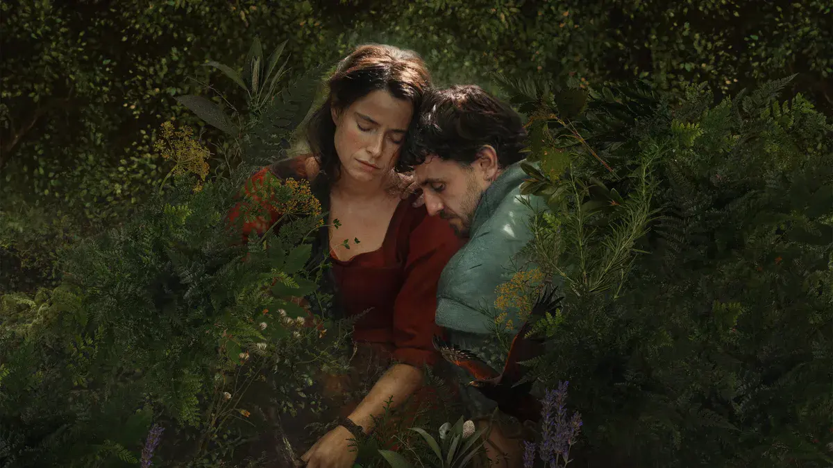 Jessie Buckley et Paul Mescal, tête contre tête, au milieu des fougères et des herbes sauvages dans Hamnet de Chloé Zhao
