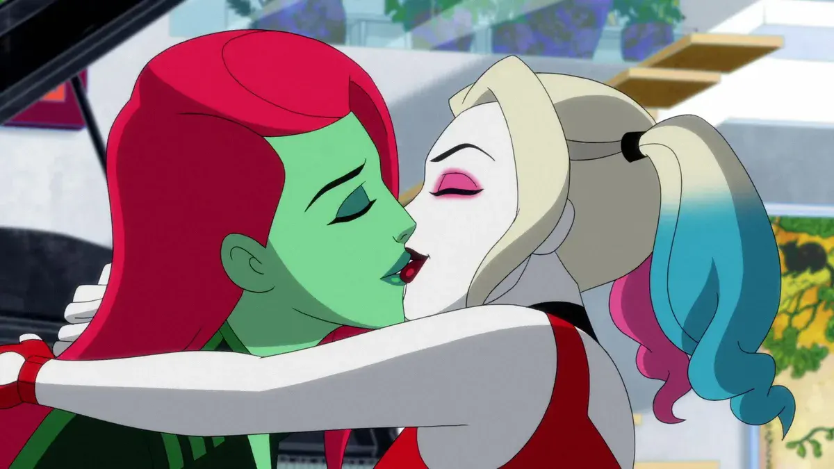Poison Ivy, peau verte et cheveux roux, embrasse Harley Quinn dans la série animée Harley Quinn