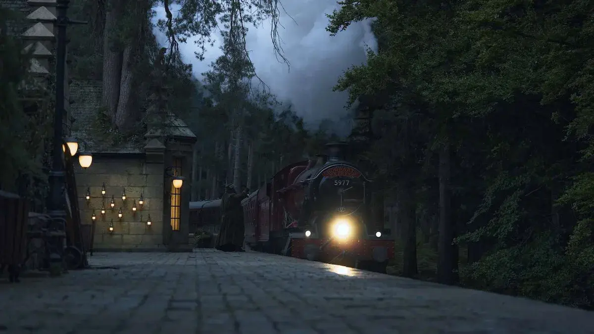 Le Poudlard Express entre en gare à la tombée de la nuit dans la série Harry Potter de HBO