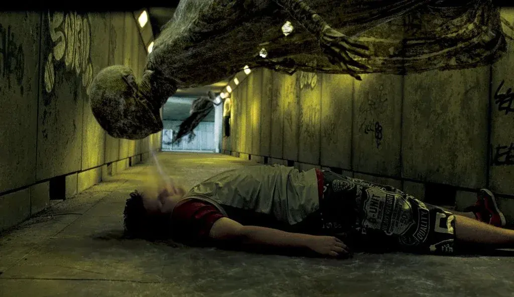 Deux Détraqueurs attaquent Dudley, étendu au sol dans un tunnel tagué de Little Whinging, au début de Harry Potter et l'Ordre du Phénix