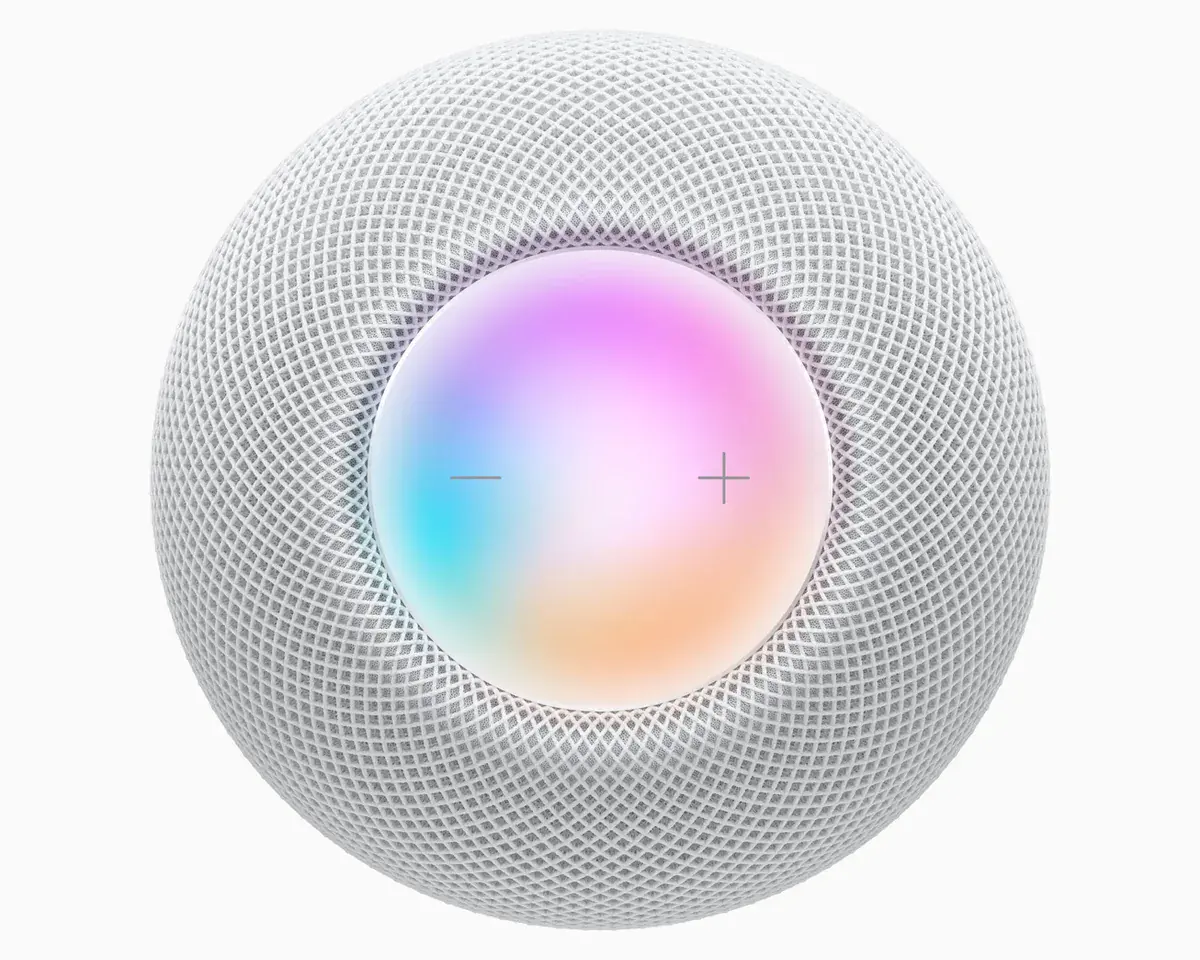 Le HomePod mini blanc actuel vu de dessus, sa surface tactile éclairée aux couleurs de Siri
