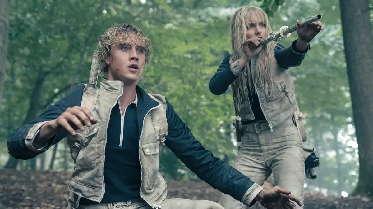 Joseph Zada en jeune Haymitch Abernathy et Mckenna Grace en Maysilee Donner, dans la forêt de l'arène de Hunger Games : Lever de soleil sur la moisson