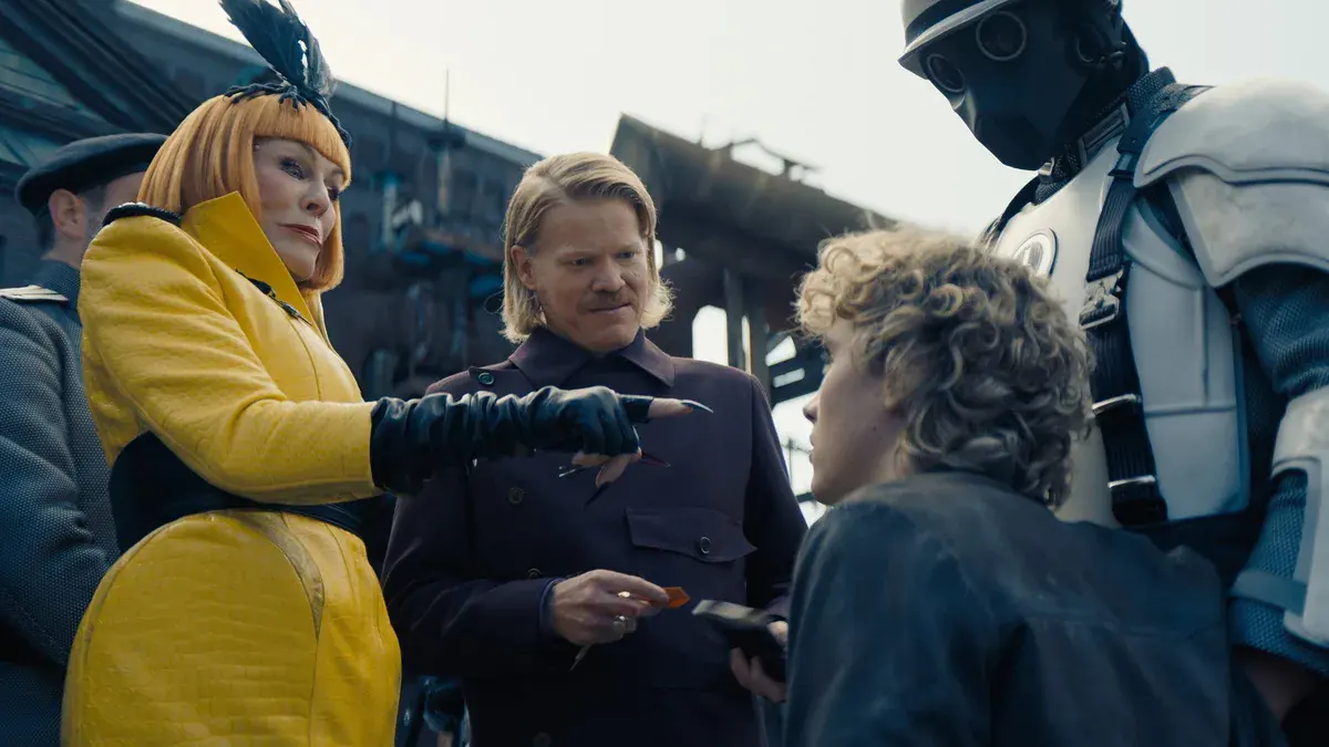 Glenn Close en Drusilla Sickle et Jesse Plemons en Plutarch Heavensbee face à Joseph Zada en jeune Haymitch, de dos, dans Hunger Games : Lever de soleil sur la moisson