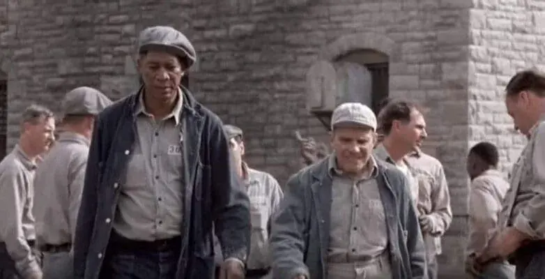 Morgan Freeman dans la cour de la prison, Les Évadés (1994)