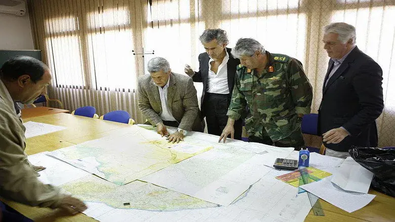 Bernard-Henri Lévy autour d’une carte dans Le Serment de Tobrouk (2012)