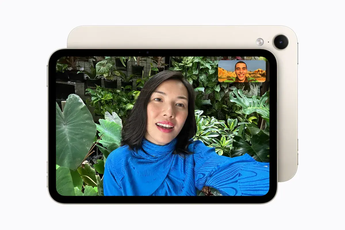 Appel FaceTime sur le nouvel iPad mini tenu à l'horizontale, caméra avant placée sur le grand côté, visuel officiel d'Apple