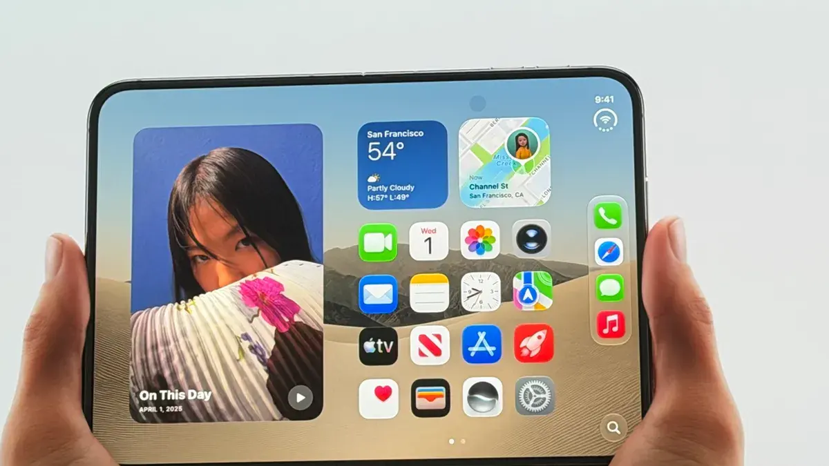 L'iPhone Duo déplié, écran interne de 7,6 pouces et dock rangé à la verticale