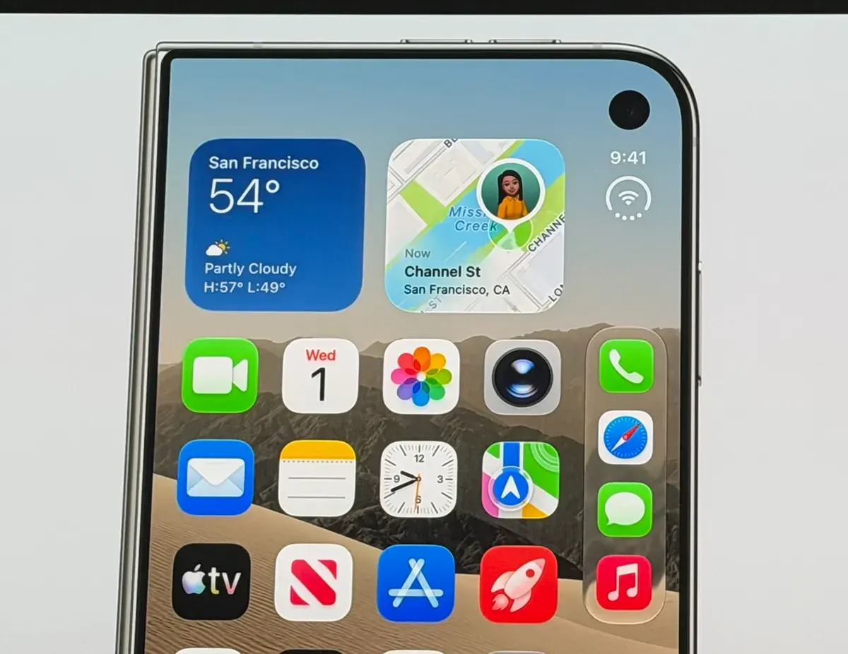 L'iPhone Duo fermé, son écran externe de 5,4 pouces et la caméra logée dans le coin