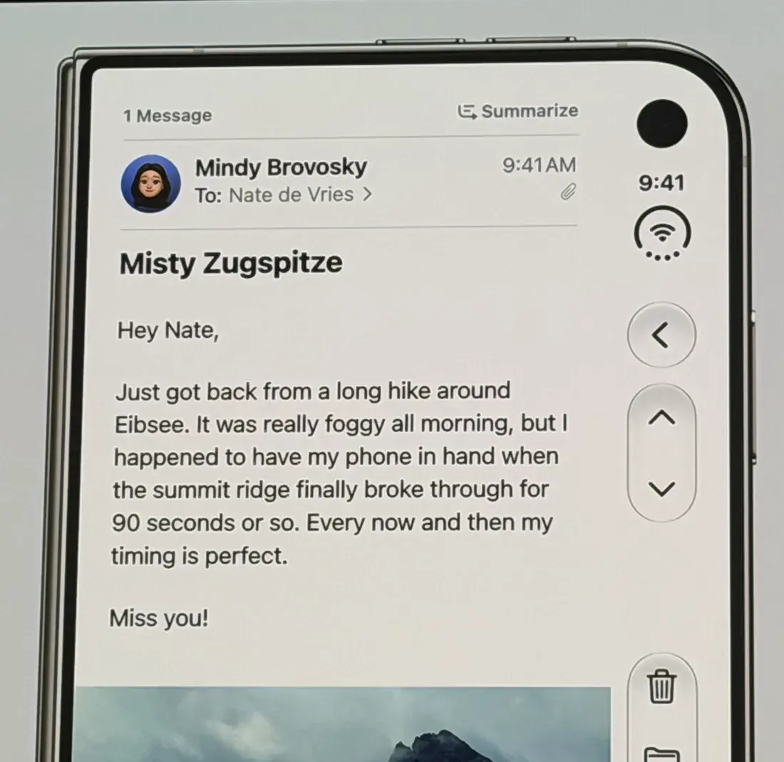 Mail sur l'iPhone Duo, avec la barre d'outils rangée à la verticale sur le bord droit