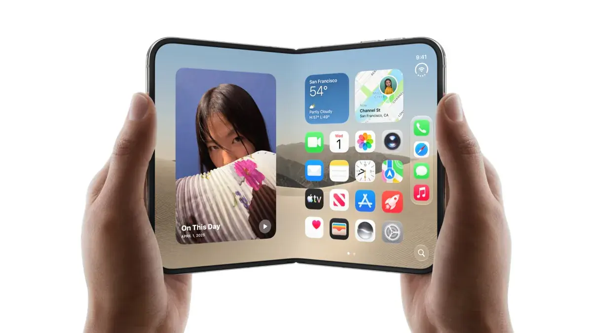 Deux mains tiennent l'iPhone Duo ouvert à l'horizontale, écran d'accueil avec widgets et une photo de femme