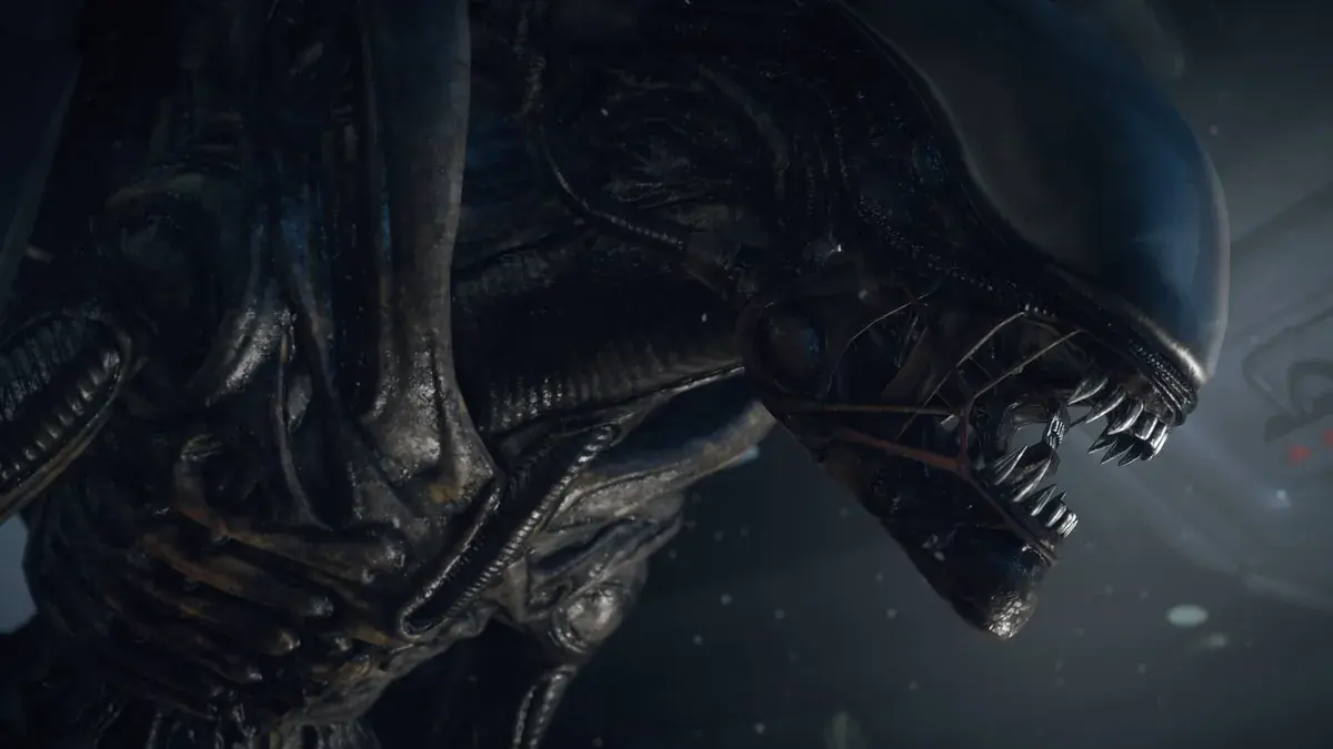 Le Xénomorphe, gueule ouverte, en gros plan dans les coursives de la station Sébastopol dans Alien: Isolation