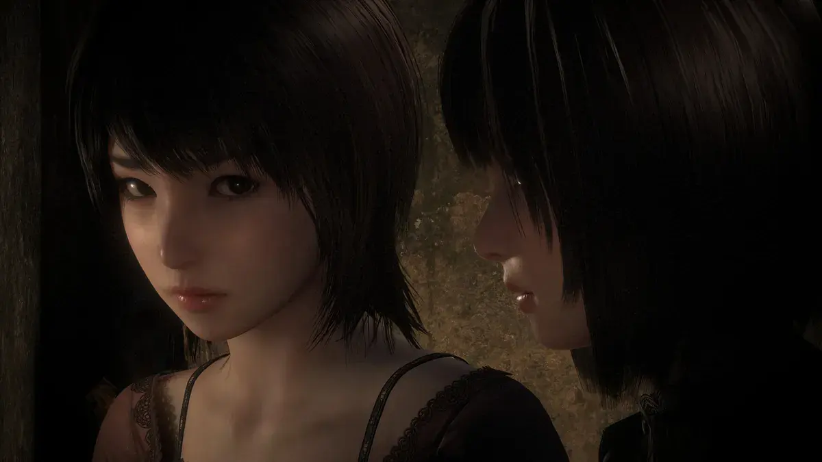 Les jumelles Mio et Mayu Amakura, visage contre visage, dans le remake de Fatal Frame II: Crimson Butterfly