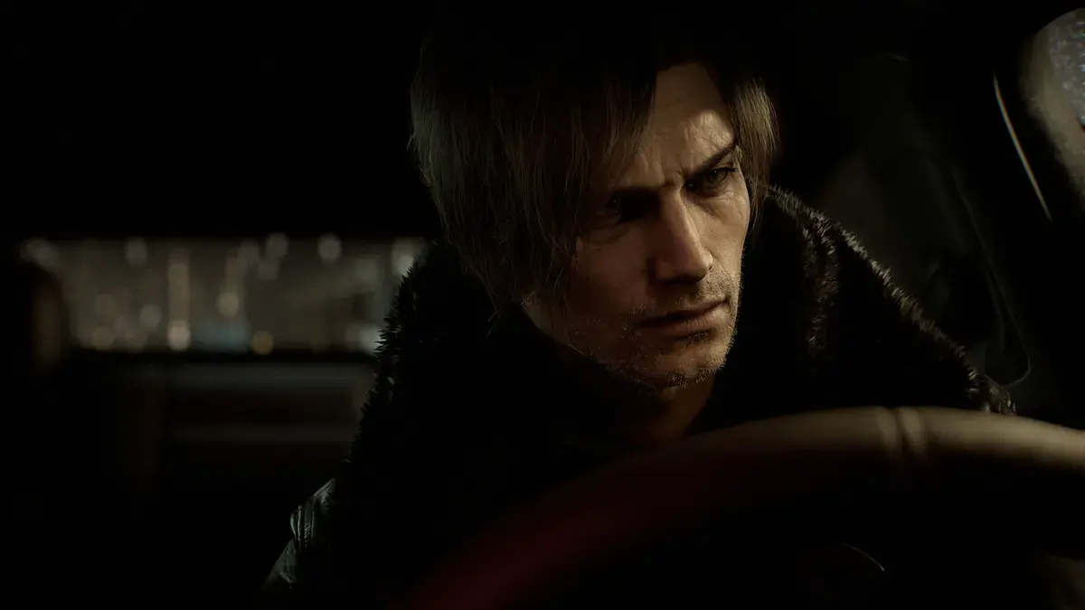 Leon Kennedy, le visage marqué, au volant d'une voiture de nuit dans Resident Evil Requiem