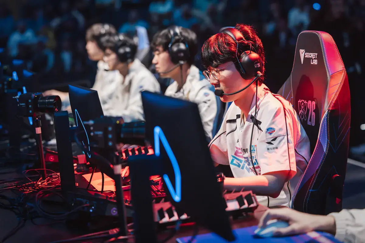 Viper, tireur de Bilibili Gaming, concentré devant son écran pendant le match contre la Karmine Corp en phase suisse des Worlds 2026 à Allen
