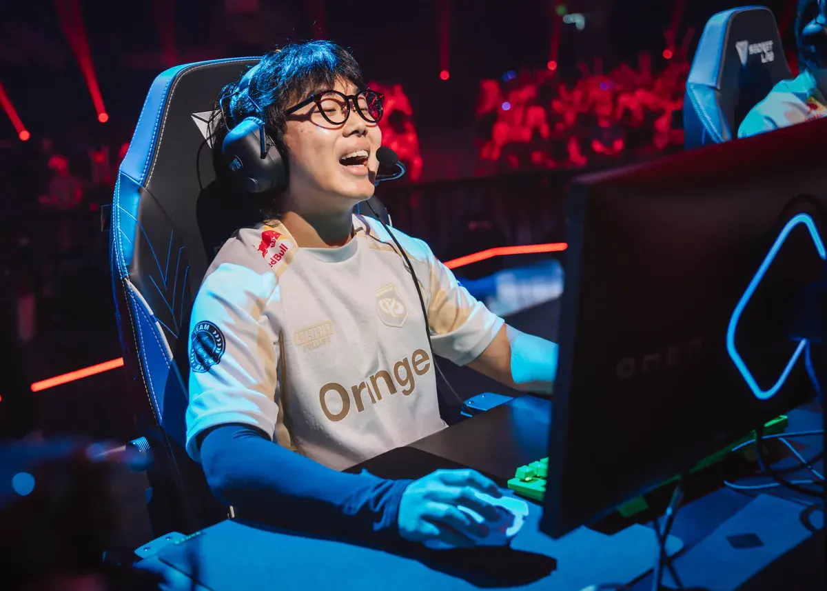 kyeahoo, joueur de la voie du milieu de la Karmine Corp, crie de joie à son poste pendant le match contre CTBC Flying Oyster aux Worlds 2026