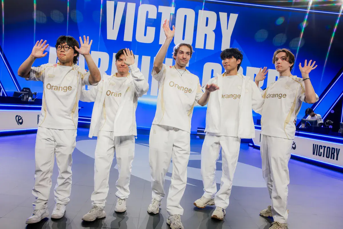 Les cinq joueurs de la Karmine Corp, en tenue blanche, saluent le public sur la scène de la Riot Games Arena de Los Angeles après leur victoire 3-0 contre MVK Esports aux Worlds 2026