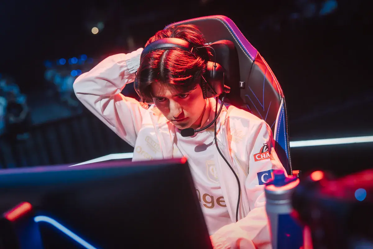 Yike, jungler de la Karmine Corp, la main dans les cheveux pendant la défaite contre Bilibili Gaming aux Worlds 2026