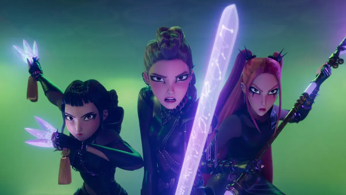 Zoey, Rumi et Mira, les trois chanteuses de Huntr/x, armes à la main dans KPop Demon Hunters