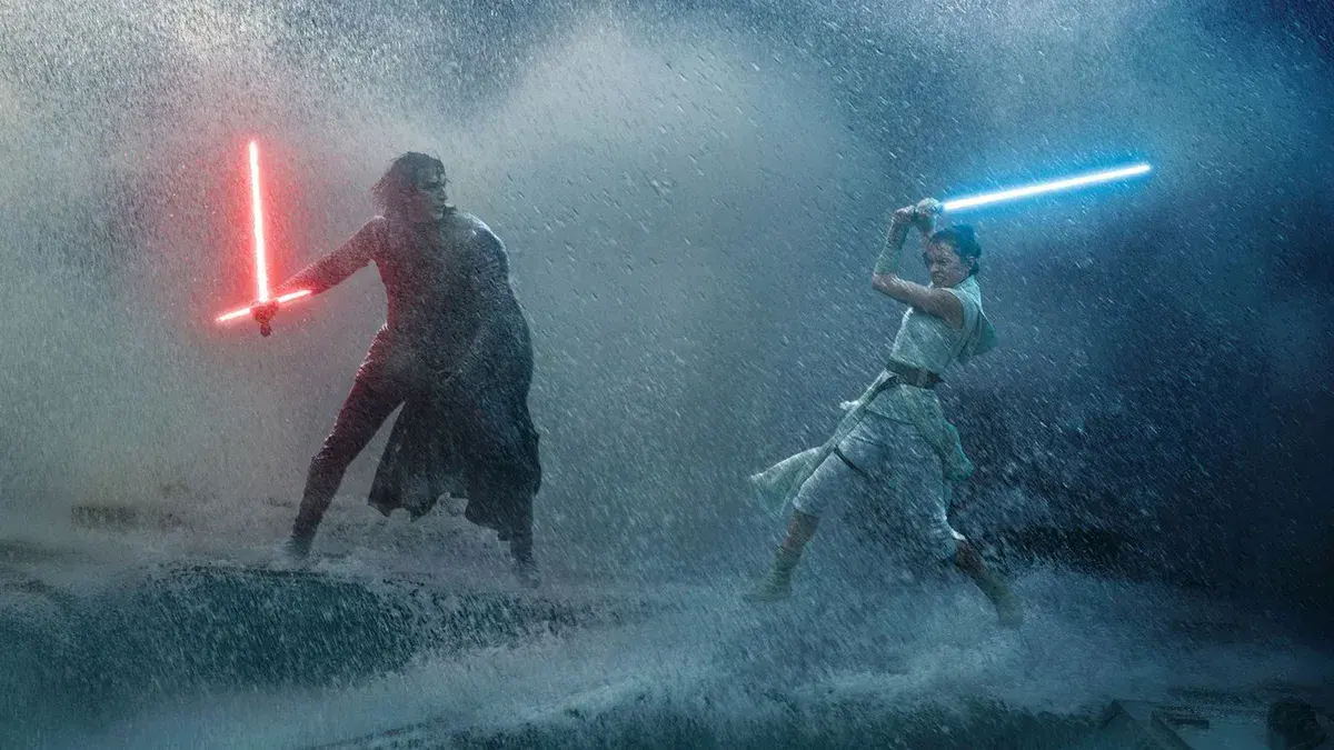 Kylo Ren et Rey s'affrontent au sabre laser sous les vagues sur l'épave de l'Étoile de la Mort dans Star Wars : L'Ascension de Skywalker