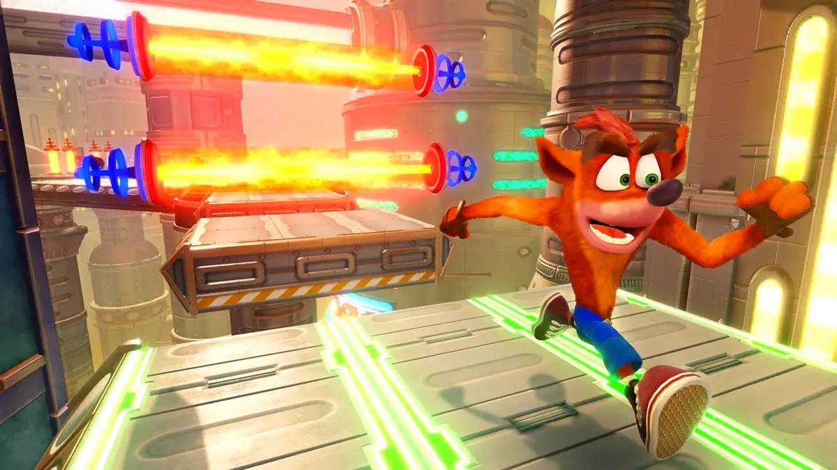 Crash Bandicoot court en grimaçant sur une passerelle métallique bordée de jets de flammes, dans Crash Bandicoot N. Sane Trilogy