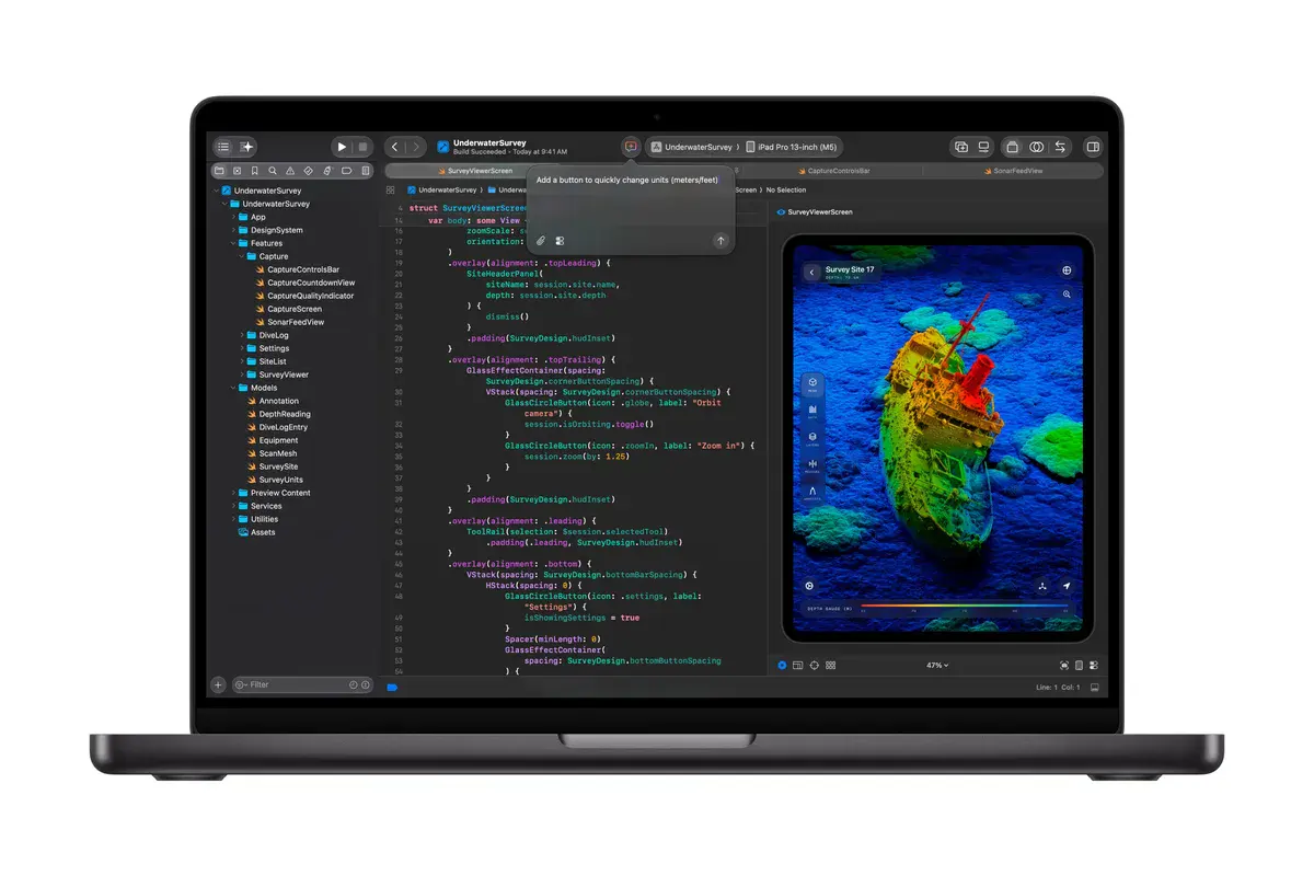 Le MacBook Pro 14 pouces M6 noir sidéral ouvert sur Xcode, avec du code Swift à gauche et l'aperçu d'une application à droite