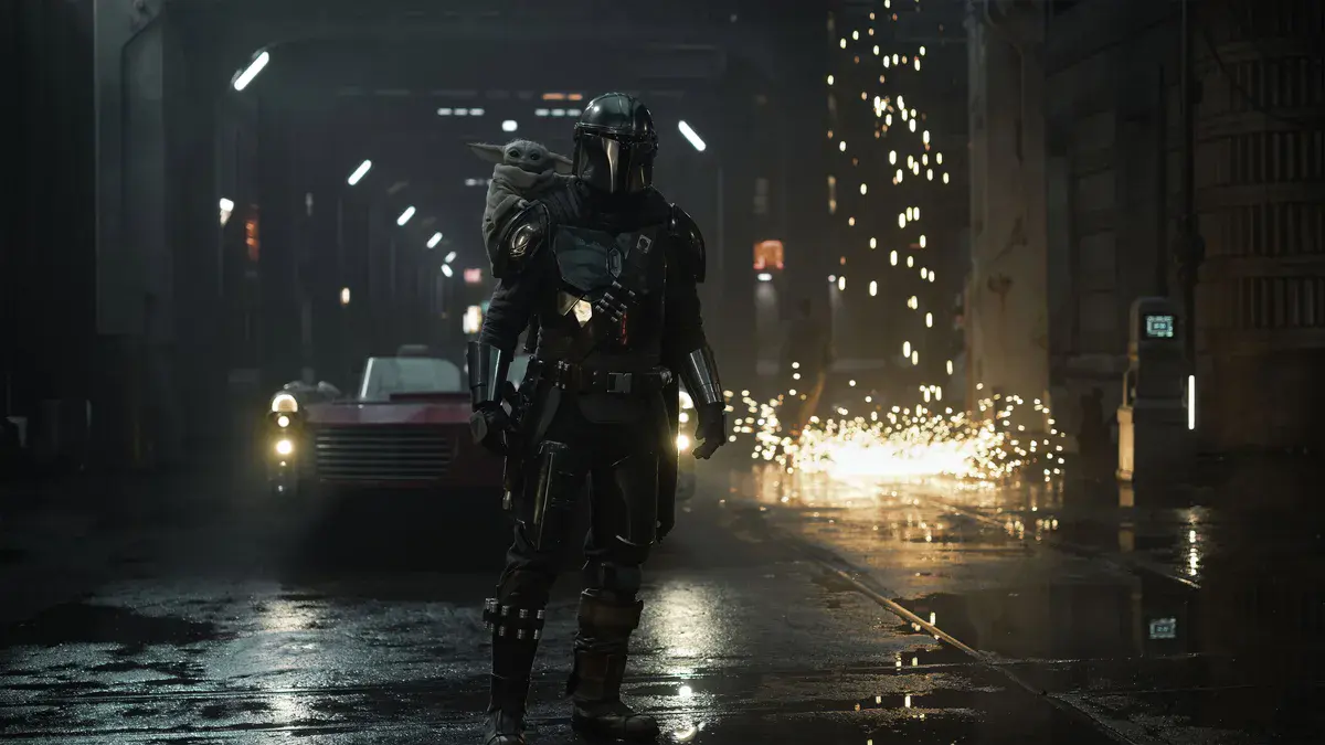 Din Djarin, Grogu sur l'épaule, dans une rue sombre et mouillée dans The Mandalorian & Grogu