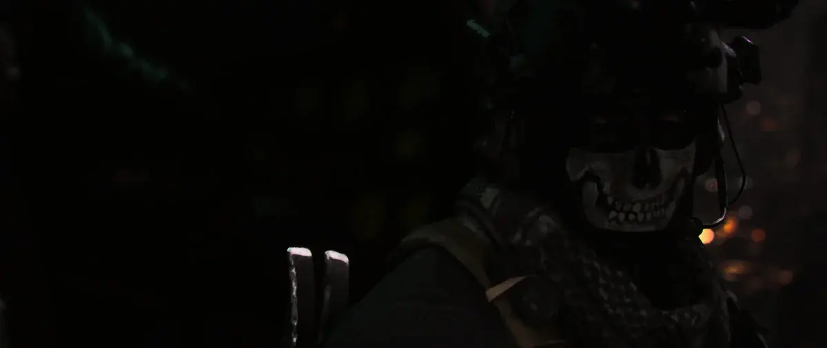 Gros plan sur le masque à tête de mort de Ghost, casque équipé d'une lunette de vision nocturne, dans la pénombre de Call of Duty: Modern Warfare 4