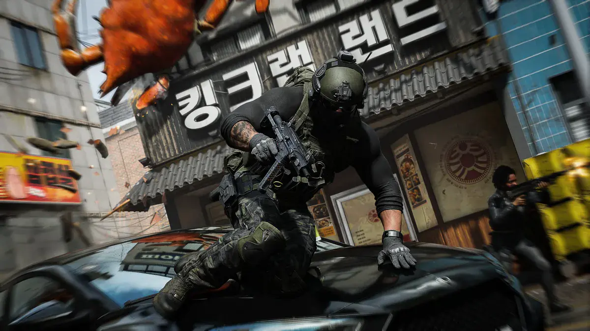 Opérateur de Modern Warfare 4 sautant par-dessus le capot d'une voiture, mitraillette en main, dans une rue commerçante coréenne aux enseignes en hangeul