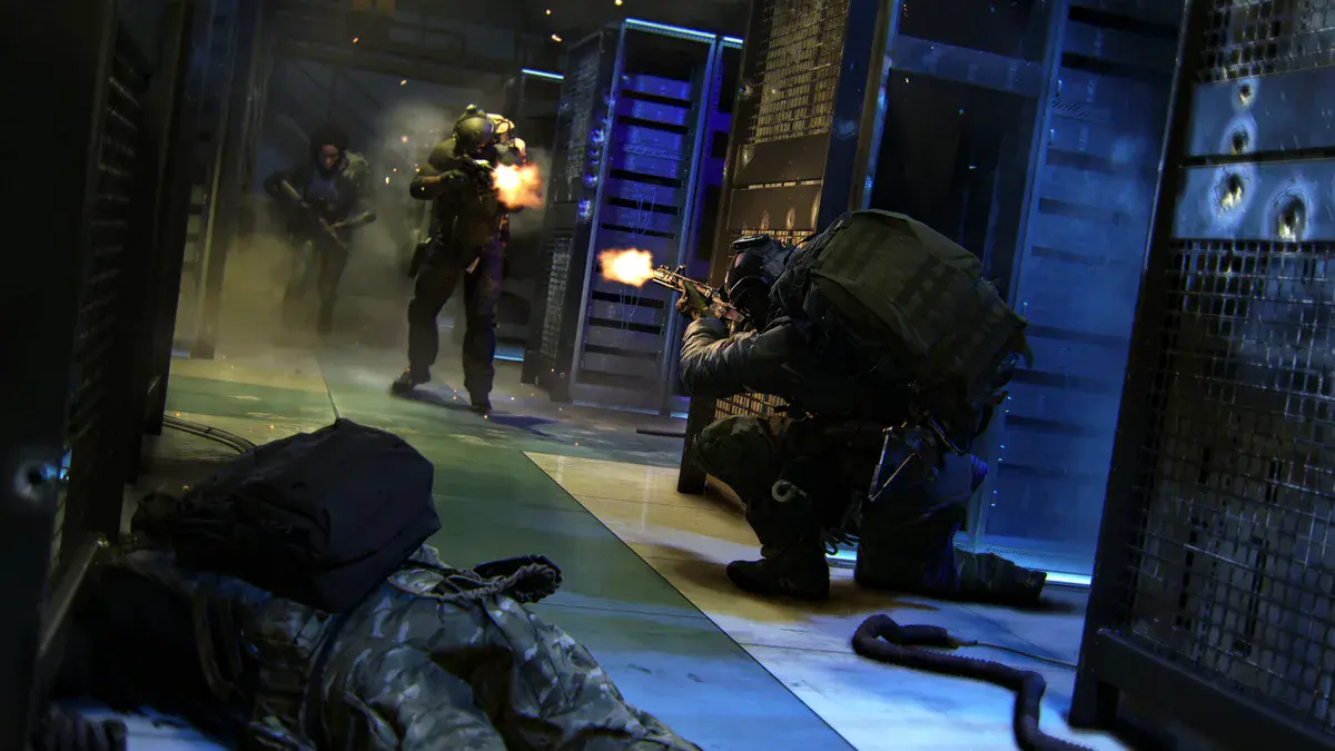 Échange de tirs entre opérateurs dans une salle de serveurs éclairée en bleu de Modern Warfare 4, un soldat accroupi à couvert derrière une baie criblée d'impacts