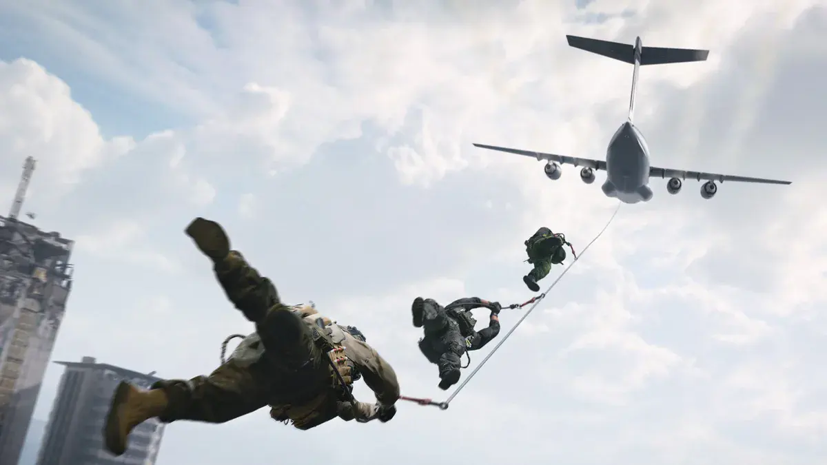 Des opérateurs sautent d'un avion cargo au-dessus des immeubles de Hajin dans le mode DMZ de Modern Warfare 4