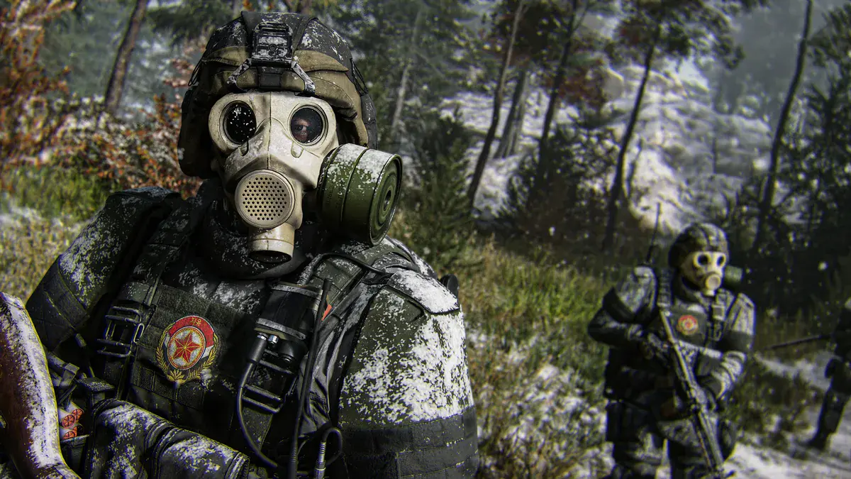 Un soldat en masque à gaz, la tenue couverte de neige, dans une forêt enneigée de Hajin, mode DMZ de Modern Warfare 4