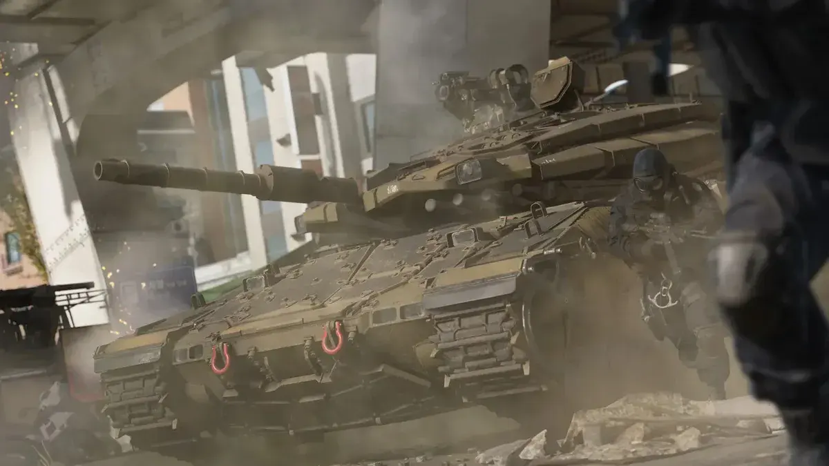 Un char d'assaut surgit sous un pont dans un nuage de poussière, suivi d'un soldat, dans le mode Ground War de Modern Warfare 4
