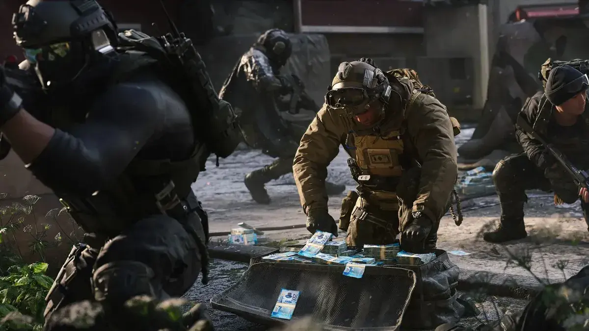 Un opérateur ramasse des liasses de billets dans une valise ouverte pendant que ses coéquipiers le couvrent, mode Inflation de Modern Warfare 4