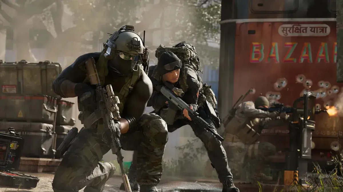 Deux opérateurs accroupis à couvert dans une partie multijoueur de Call of Duty: Modern Warfare 4