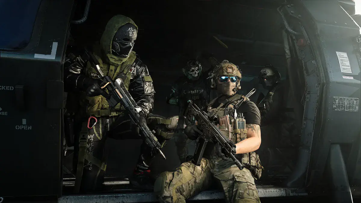 Quatre opérateurs armés, l'un masqué et capuche sur la tête, assis à la porte ouverte d'un hélicoptère de transport dans Modern Warfare 4