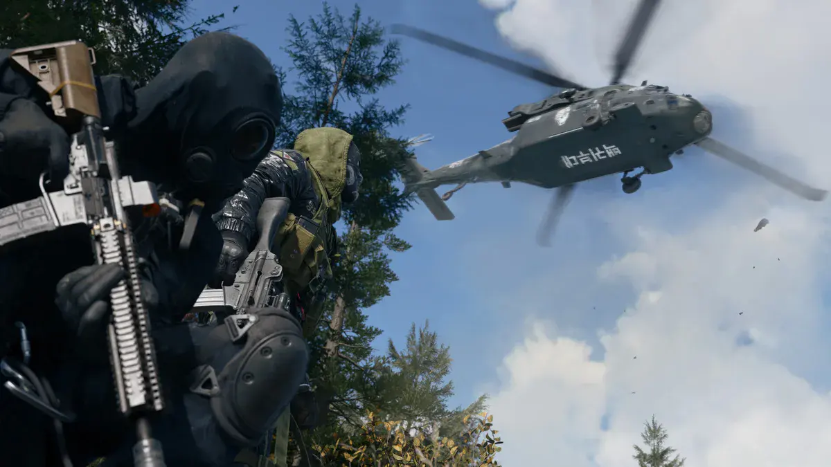 Deux opérateurs en tenue noire, l'un en masque à gaz, fusils en main sous un hélicoptère dans une forêt, dans Call of Duty: Modern Warfare 4