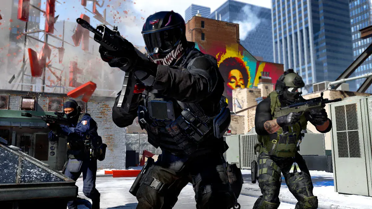 Trois opérateurs de Modern Warfare 4 en tenue tactique avancent arme levée sur un toit enneigé, devant des immeubles et une fresque murale