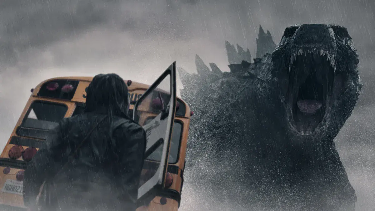 Godzilla rugit sous la pluie derrière un bus scolaire renversé dans la saison 1 de Monarch: Legacy of Monsters