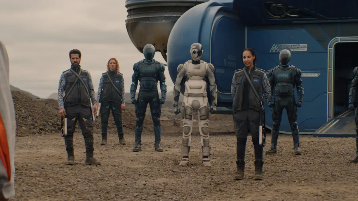 Un groupe d’humain et un robot
