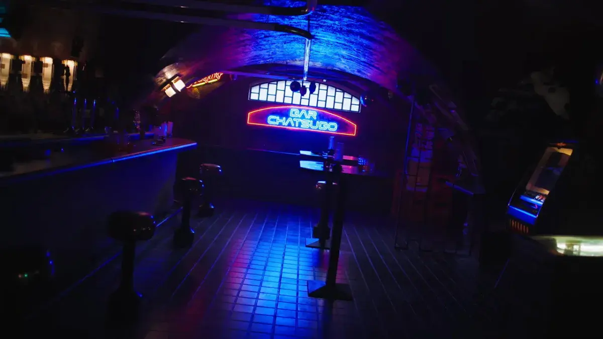 Le bar Chatsubo de Chiba, voûte éclairée au néon bleu, dans la série Neuromancien d'Apple TV